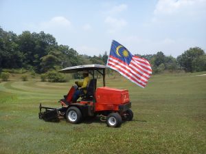 Sebuah mesin yang telah di bersihkan di pasang dengan bendera