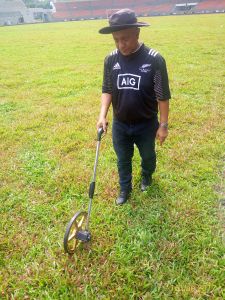 Pengukuran padang sebelum menanda tempat potong. 